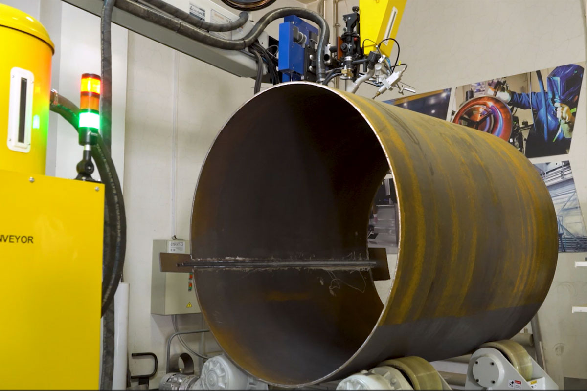 Автоматизированный комплекс для сварки обечаек на базе колонны 2000×2000 мм с электрическим вращением