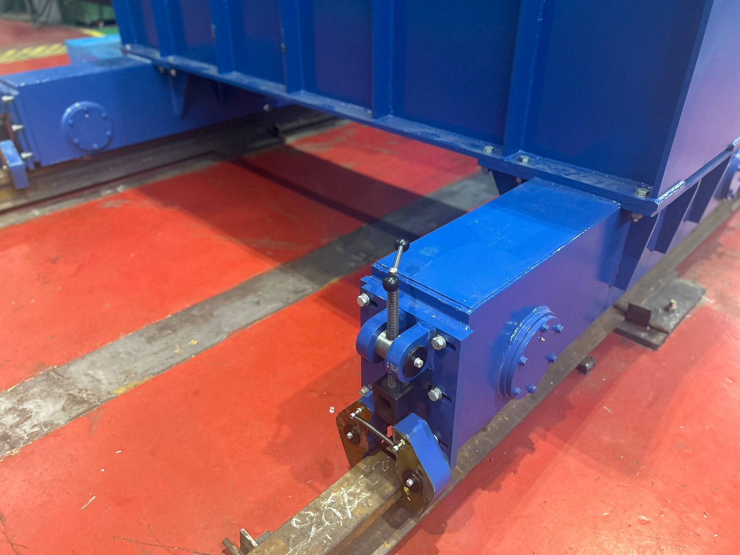 Оснащение производственного предприятия роликовыми вращателями грузоподъемностью 300 тонн с возможностью регулировки высоты от пола до оси изделия